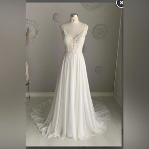 BRAND NEW WITH TAGS.
Stunning Designer gown by Fabiana Size 2 ivory
